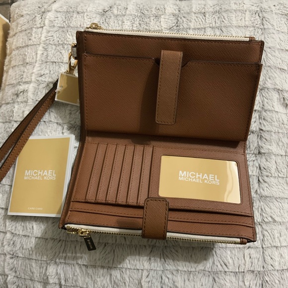 Michael Kors Jet Set Travel Vanilla Wallet - Picture 5 of 8